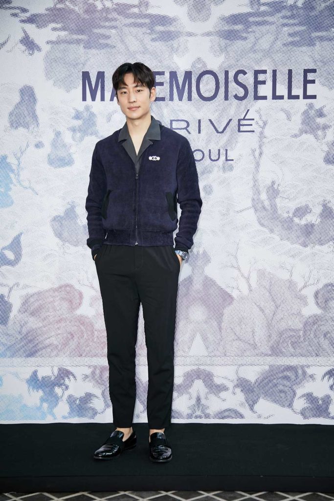 Lee Je Hoon nam tính trong chiếc áo tím than và chiếc quần âu cá tính