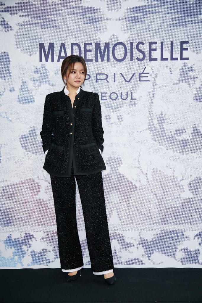 Go Ah-sung chất lừ trong bộ vest đen vải tweed phong cách cực mạnh mẽ 