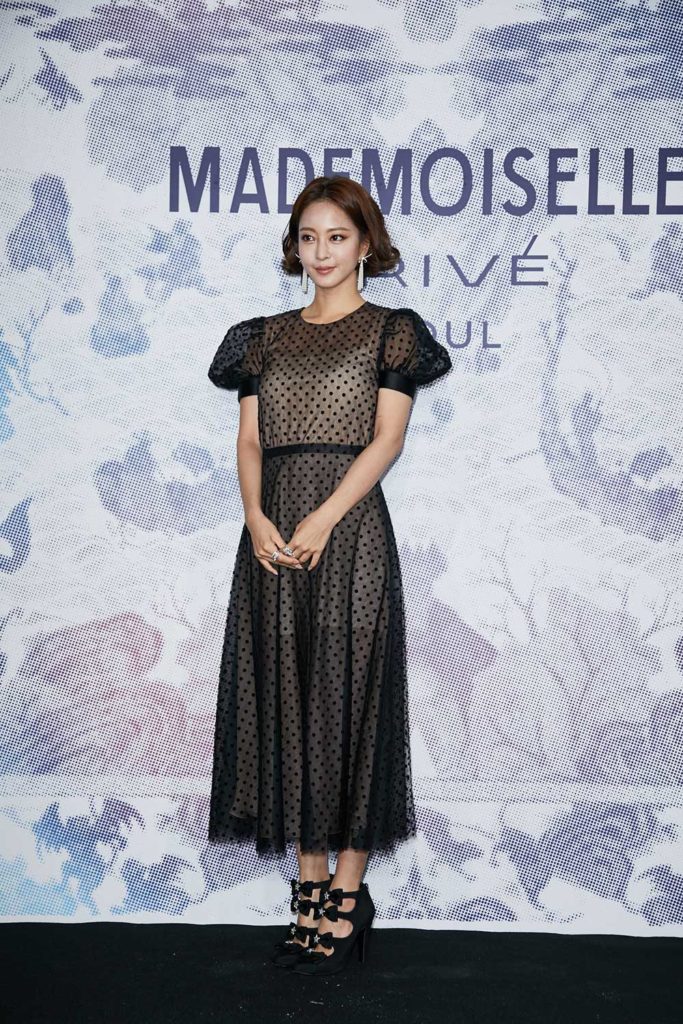 Han Ye-seul hóa thân thành quý cô xinh đẹp dịu dàng trong chiếc váy đen tay bồng cổ điển