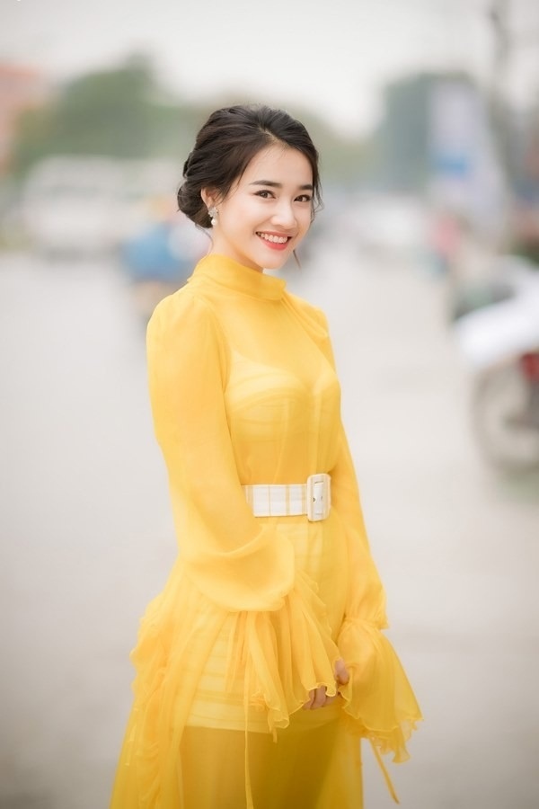 Sắc vàng mới chính là xu hướng của sao Việt mùa hè 2018