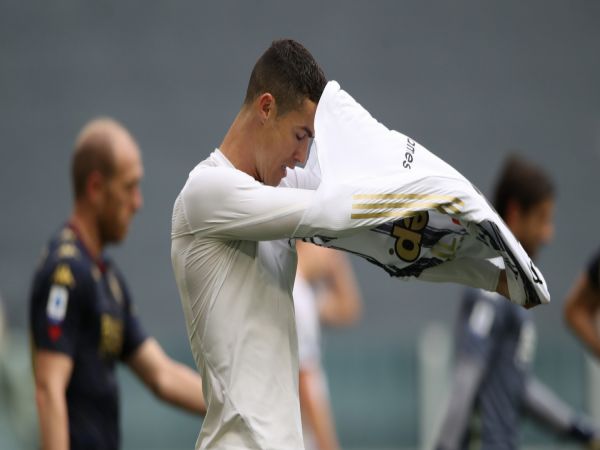 Tin bóng đá chiều 13/4: Ronaldo bị chỉ trích vì ném áo đấu